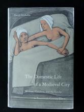 Cover image of The domestic life of a medieval city